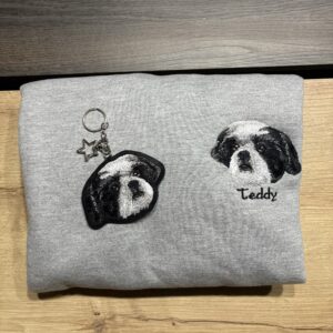 Polera gris+ Llavero de Mascota Bordada