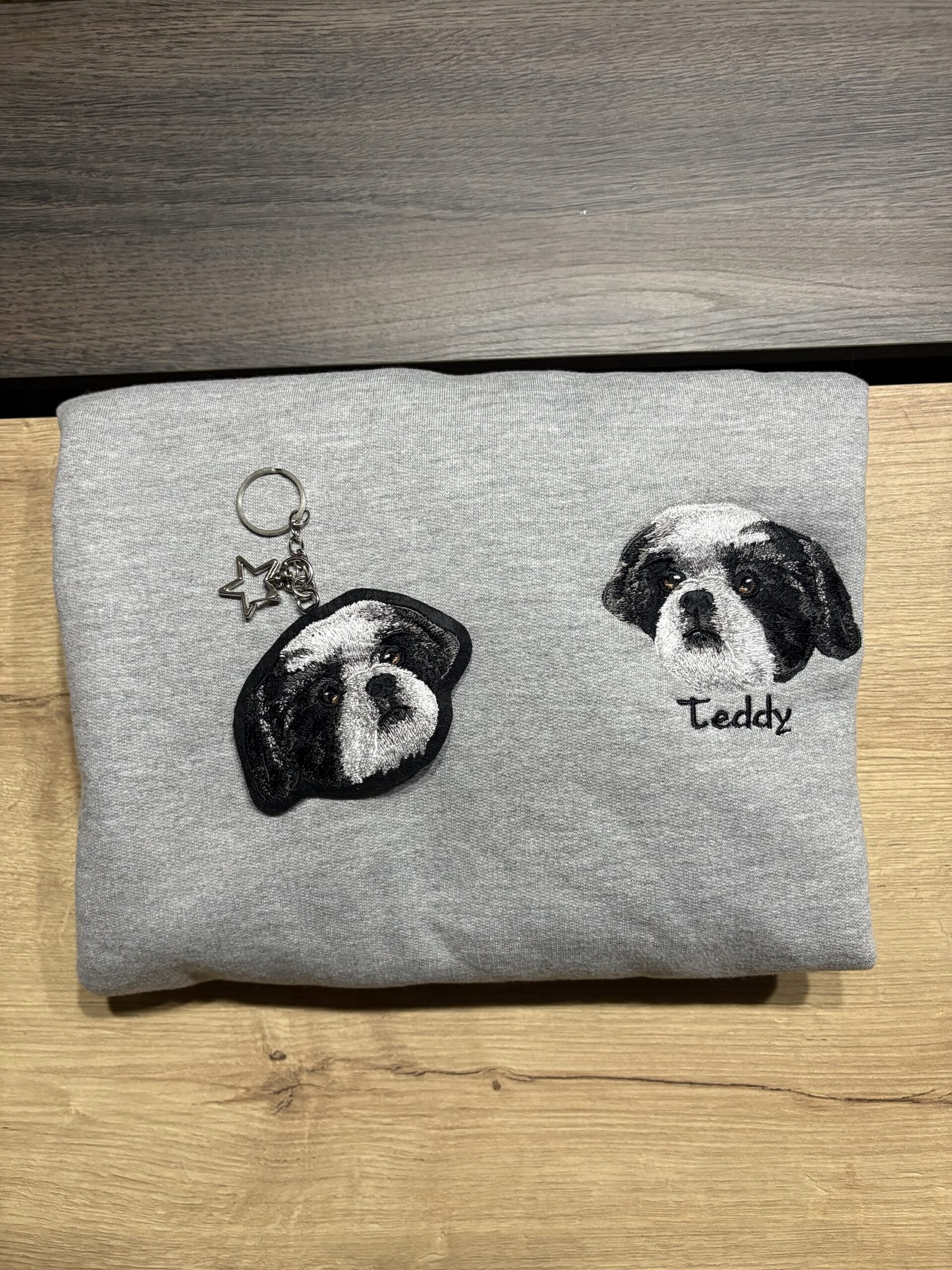 Polera + Llavero de Mascota Bordada - Imagen 5