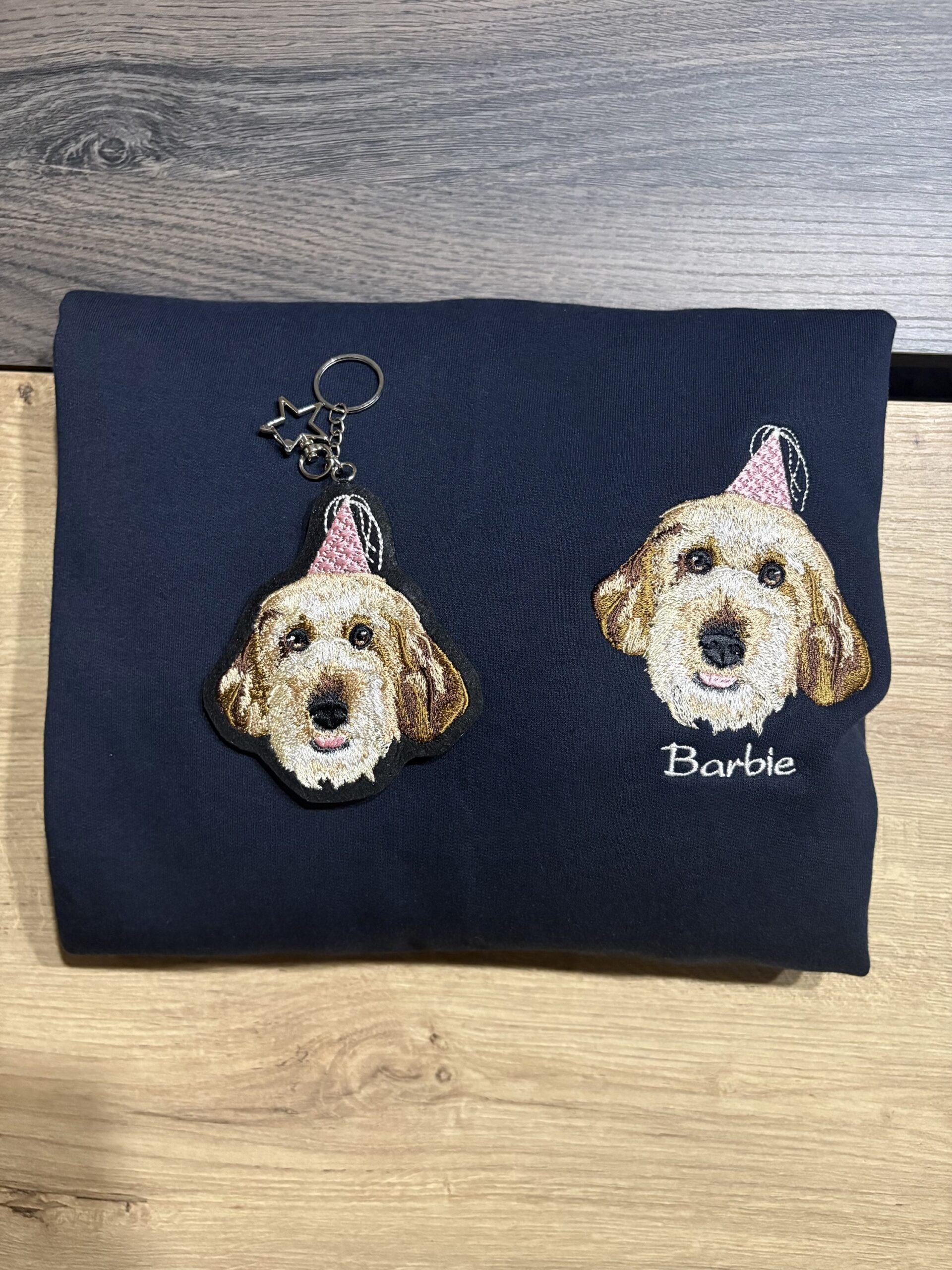 Polera + Llavero de Mascota Bordada