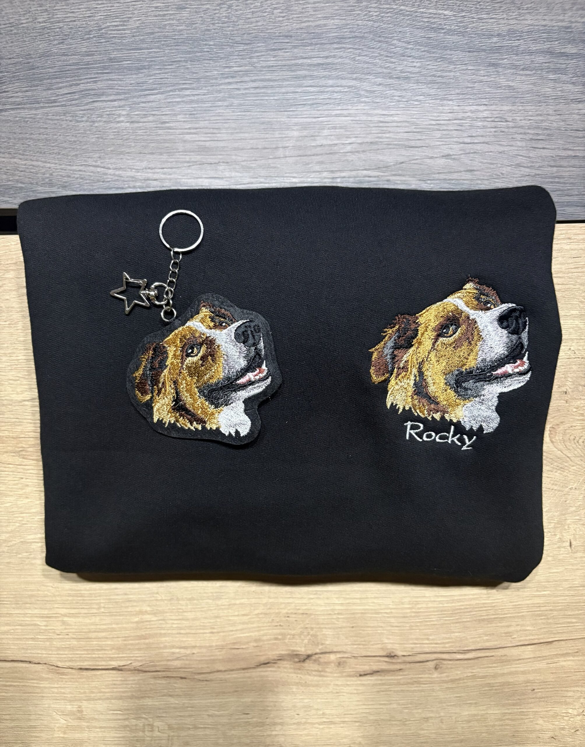 Polera + Llavero de Mascota Bordada - Imagen 2