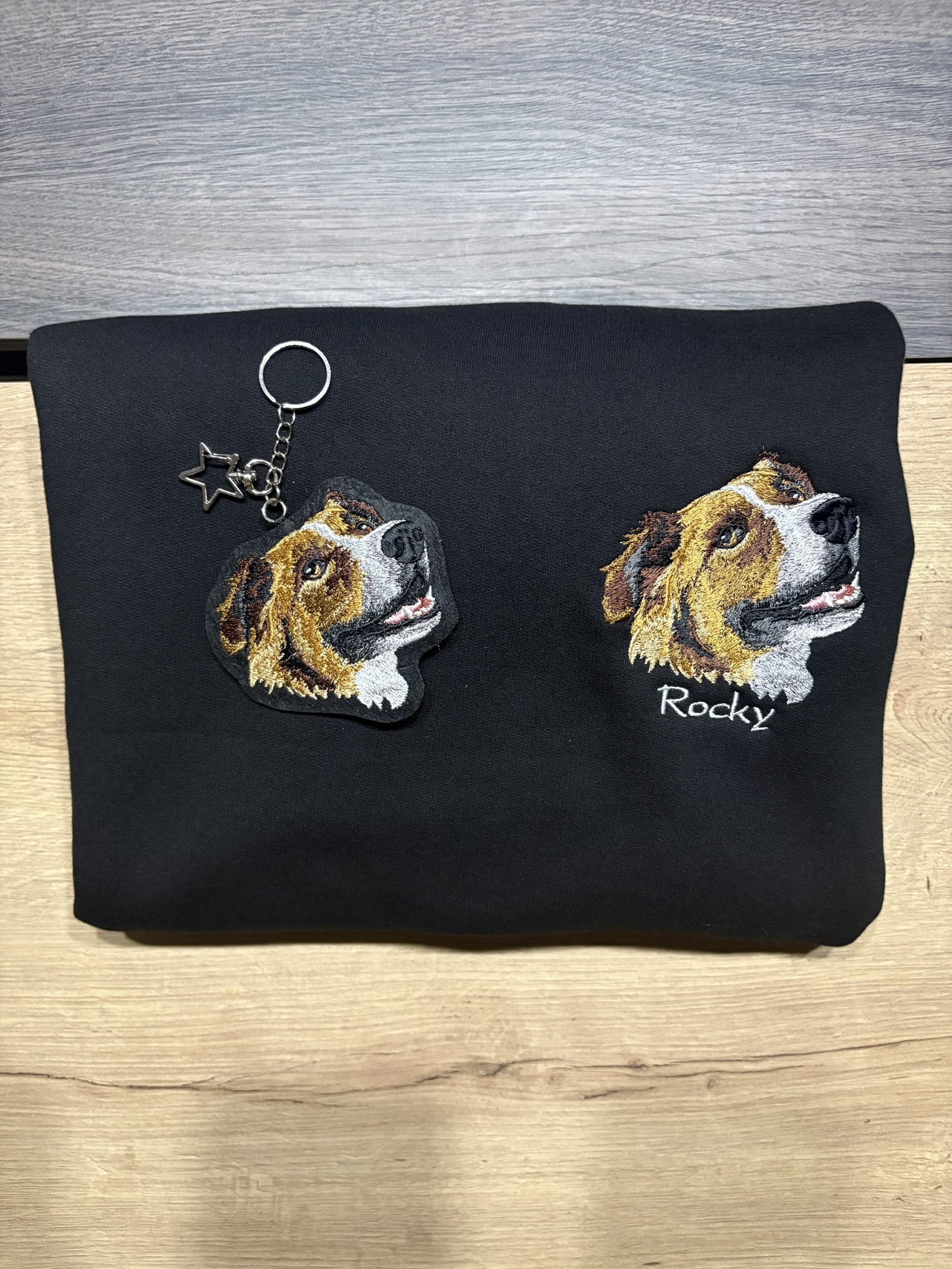 🐶 Bordado de Mascota🧵 – Ilustración Bordada en Poleras, Polos, Llaveros para cumpleaños✨