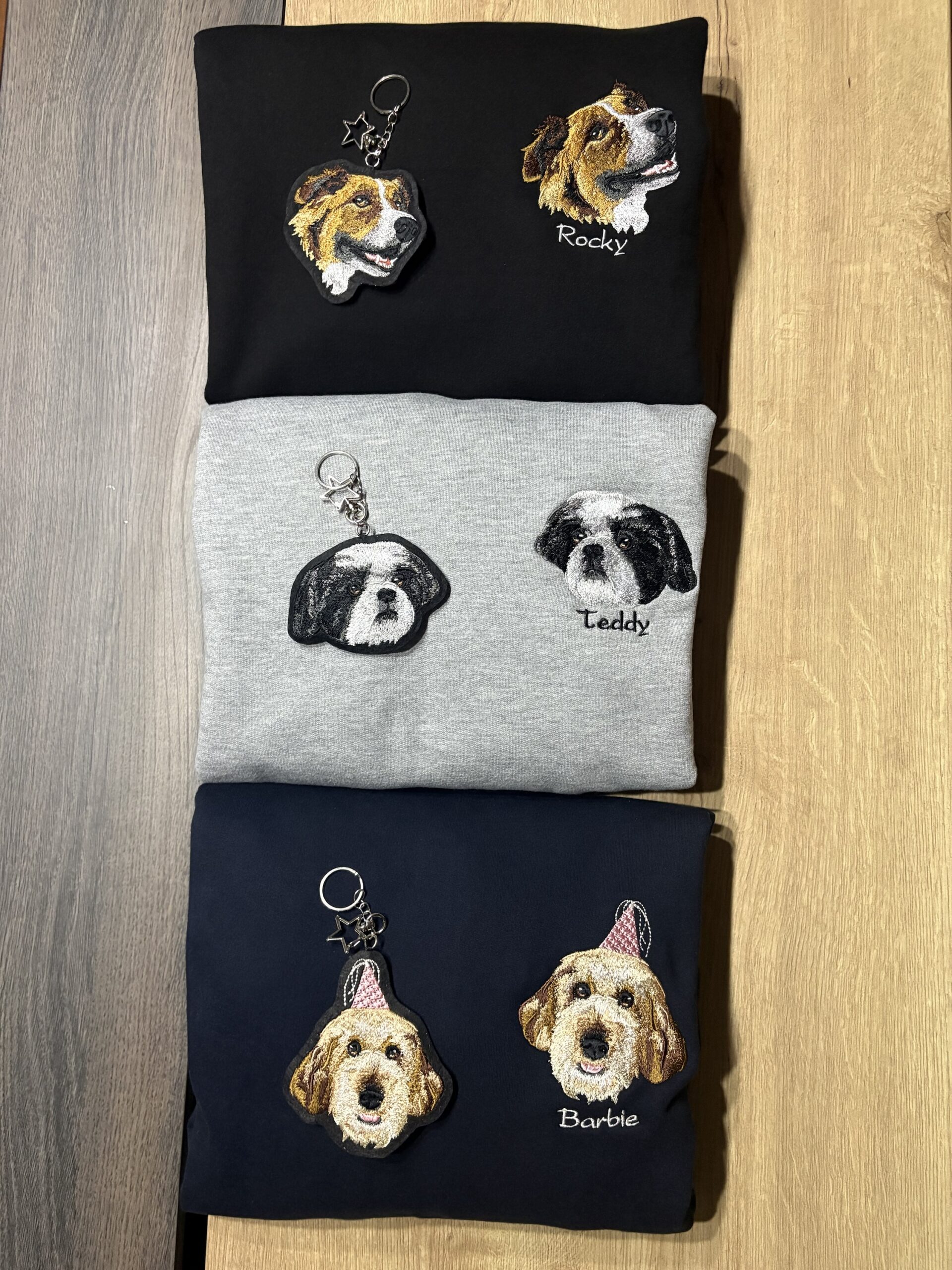 Polera + Llavero de Mascota Bordada - Imagen 3