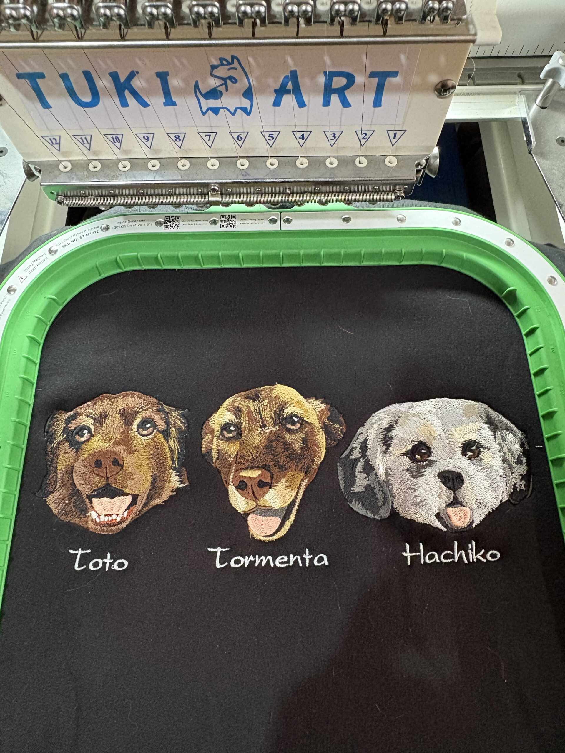 Polera con 3 Mascotas Bordada - Imagen 2