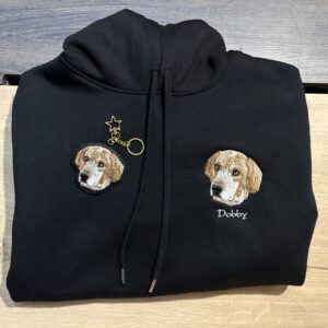 Polera con capucha + Llavero de Mascota Bordada